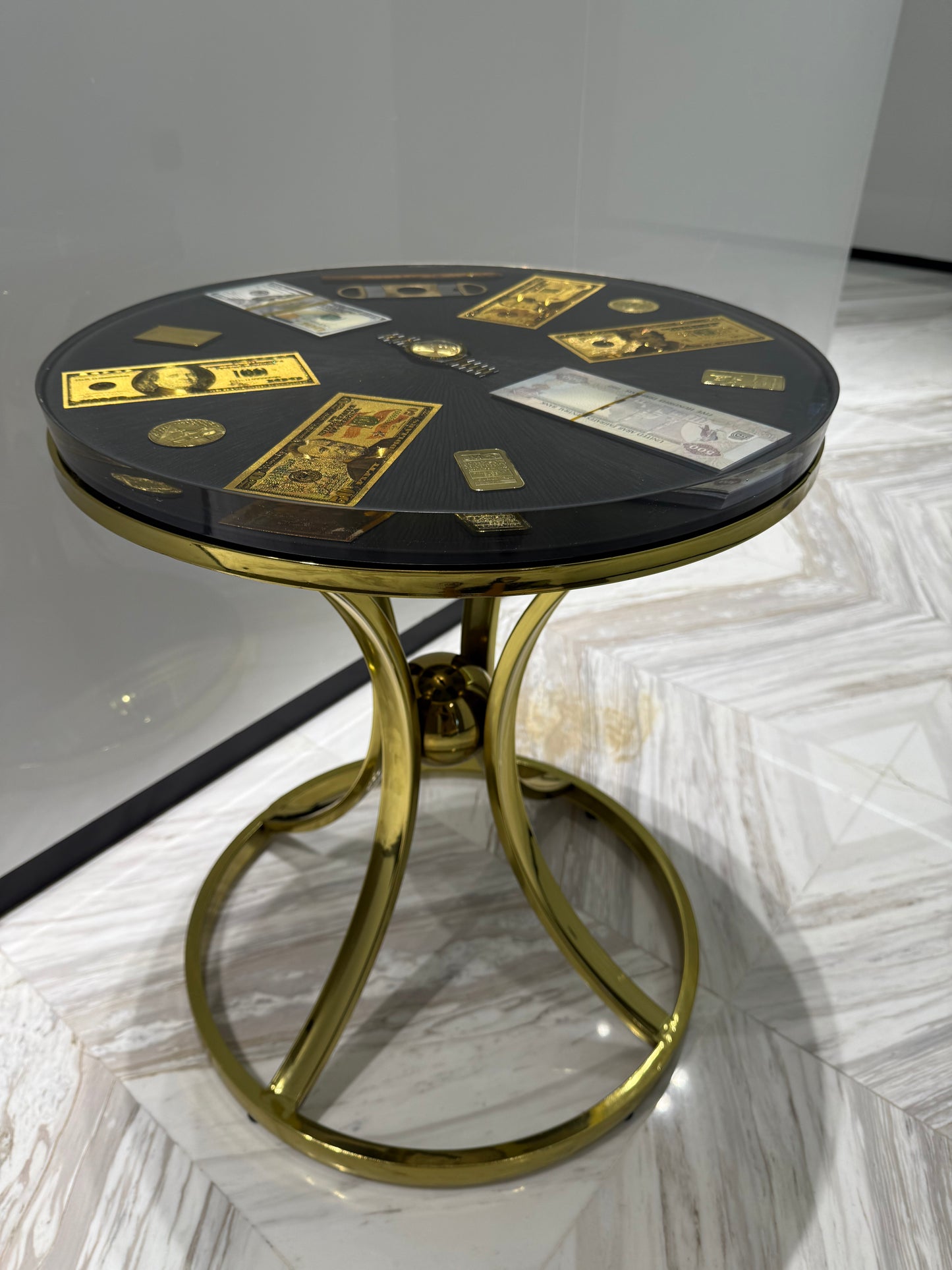 Runder Tisch mit Golddollar