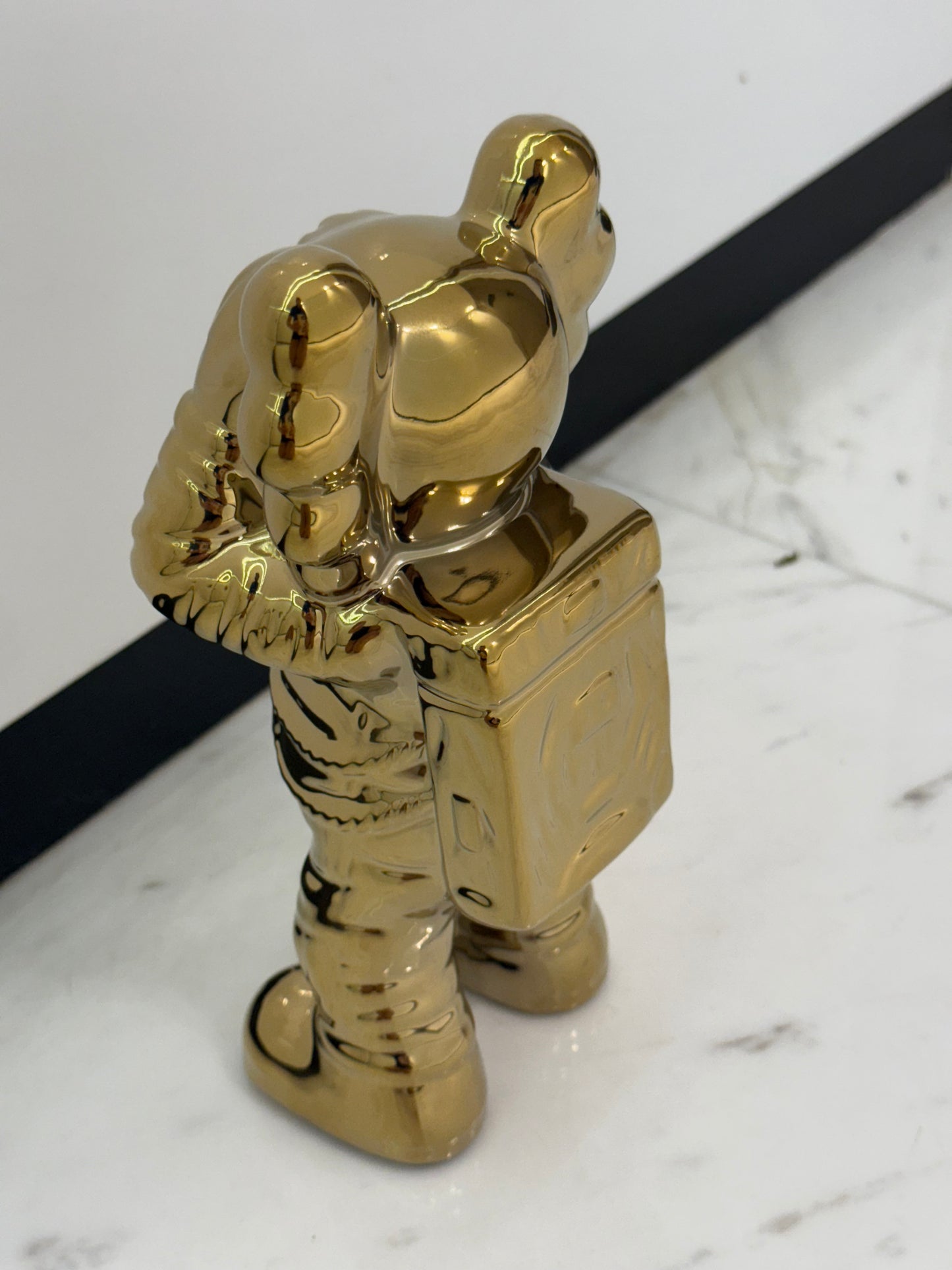 Luxury Golden Astronaut Figurine - A Unique Collectible Decoration