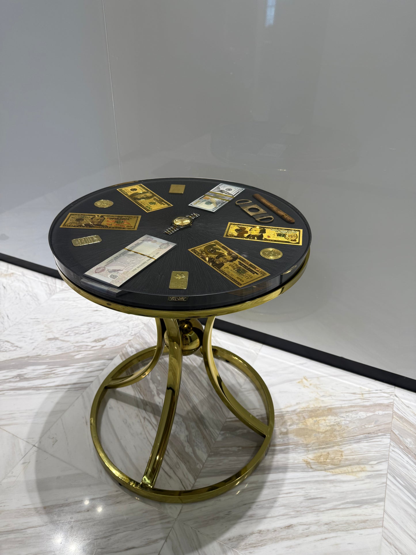 Runder Tisch mit Golddollar