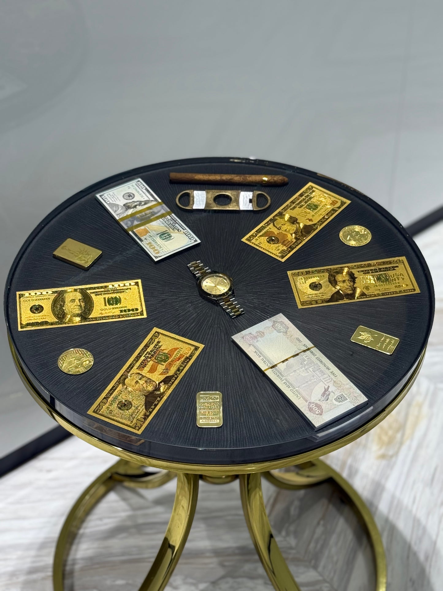 Runder Tisch mit Golddollar