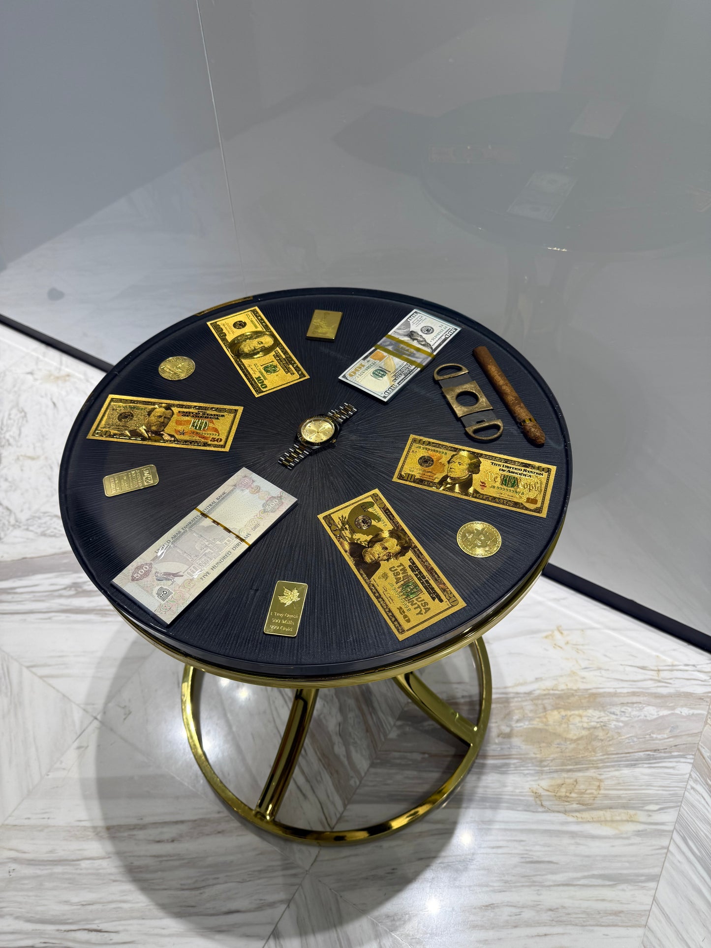 Runder Tisch mit Golddollar