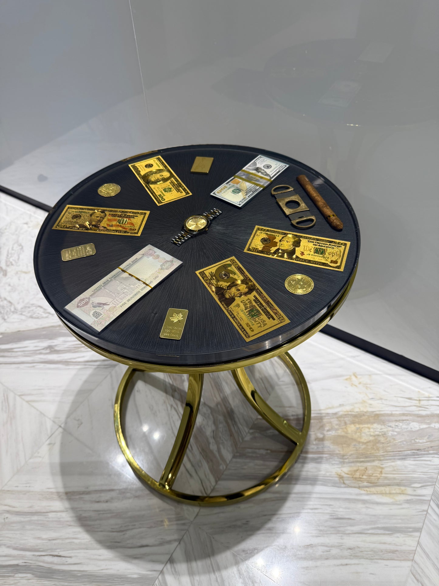 Runder Tisch mit Golddollar