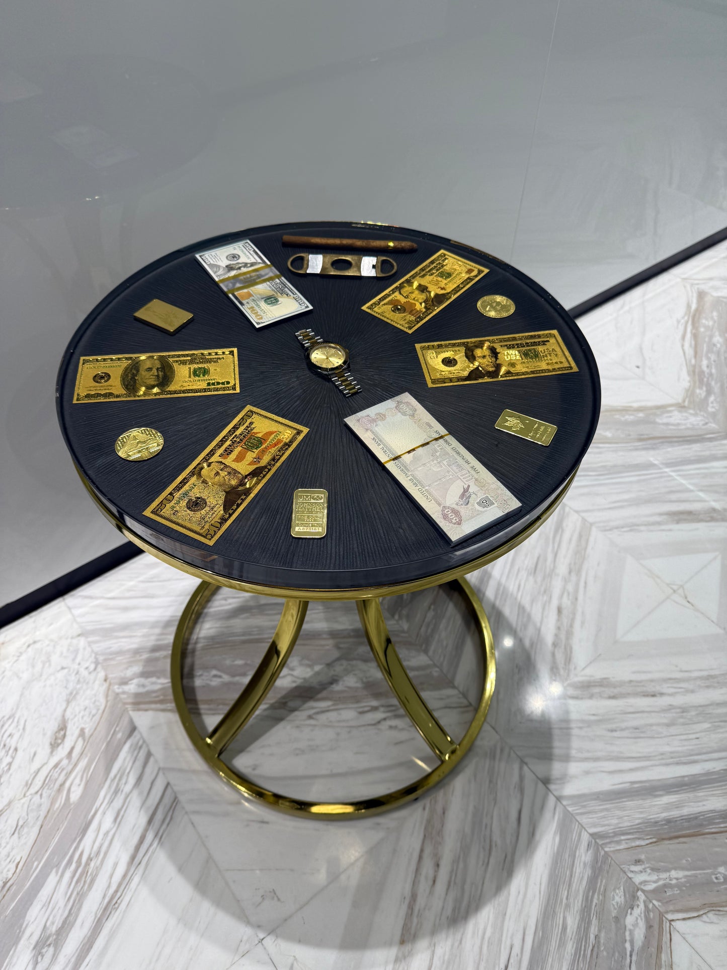 Runder Tisch mit Golddollar