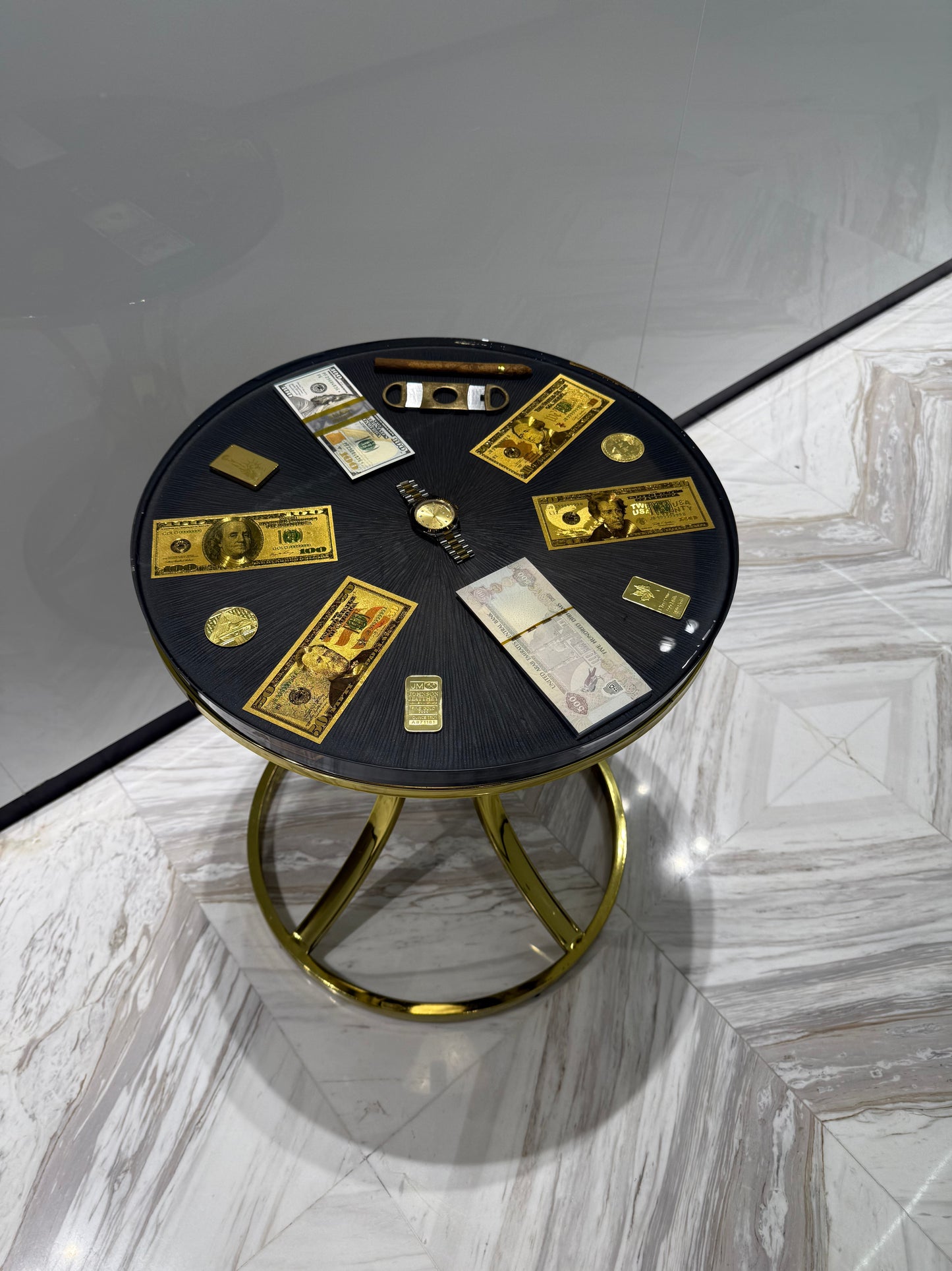 Runder Tisch mit Golddollar