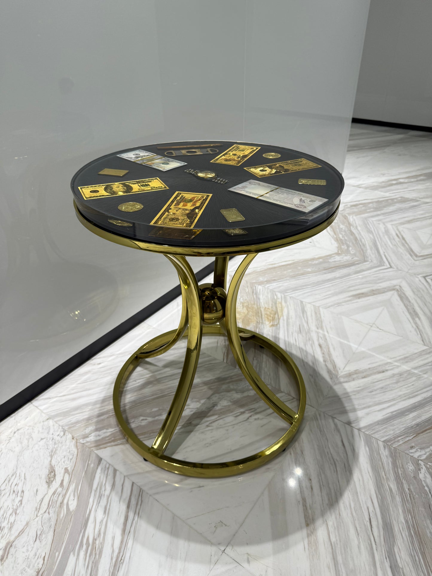 Runder Tisch mit Golddollar